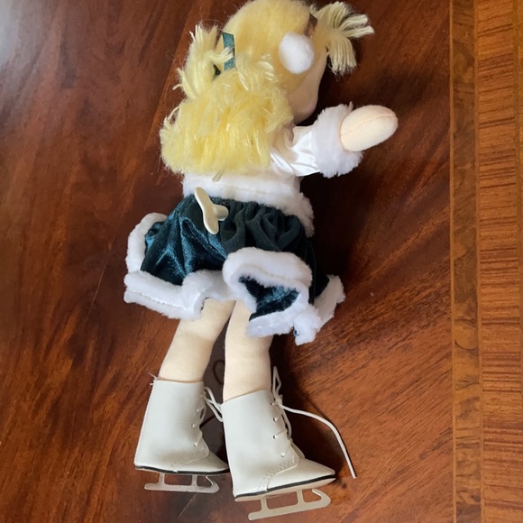 Musical plush ice skating girl adorable - Picture 3 of 4